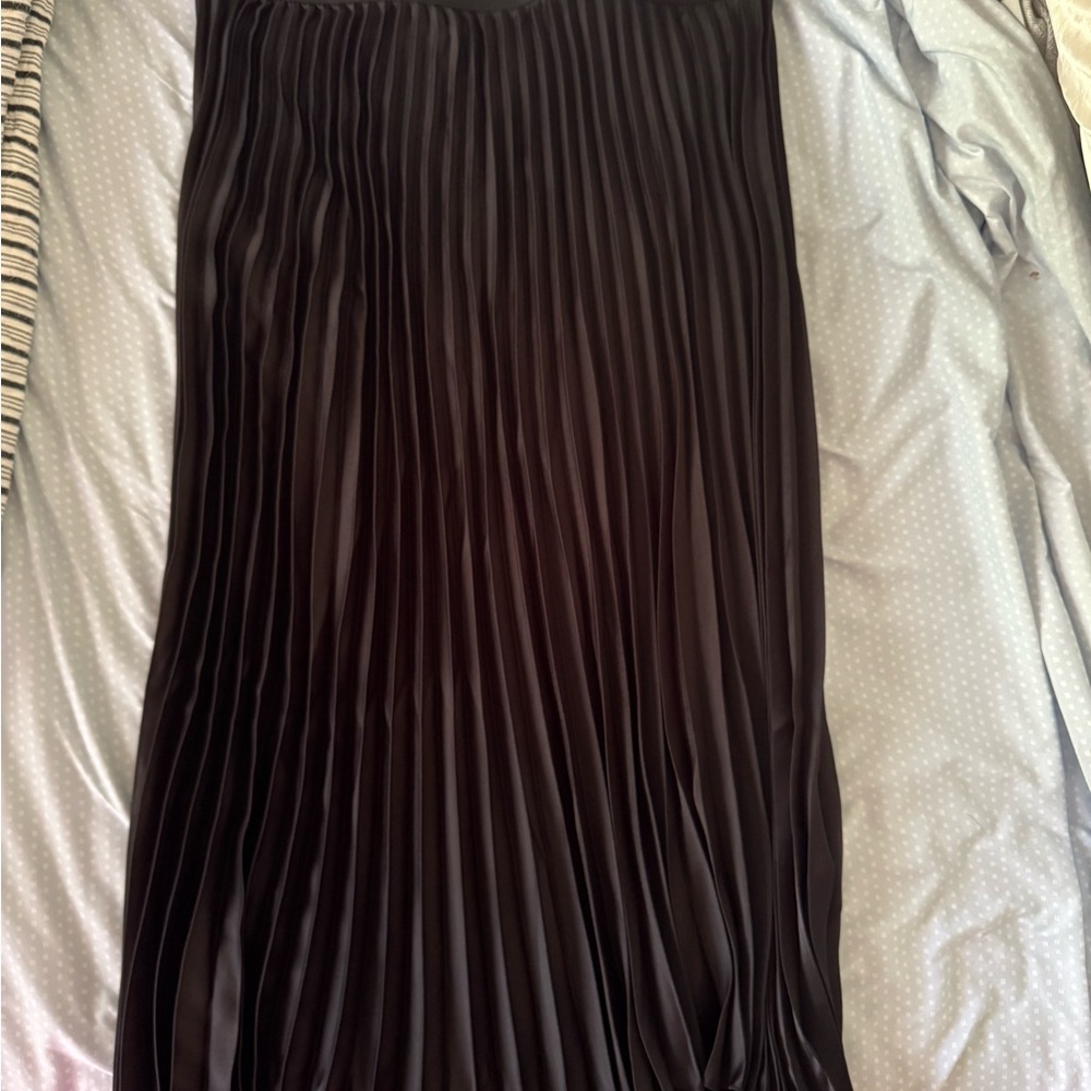 Elegant Black Pleated Skirt - Picture 3 of 3